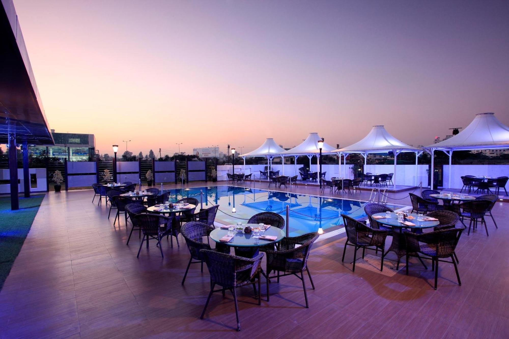 ไสยาชี Hotel Wakad ภายนอก รูปภาพ
