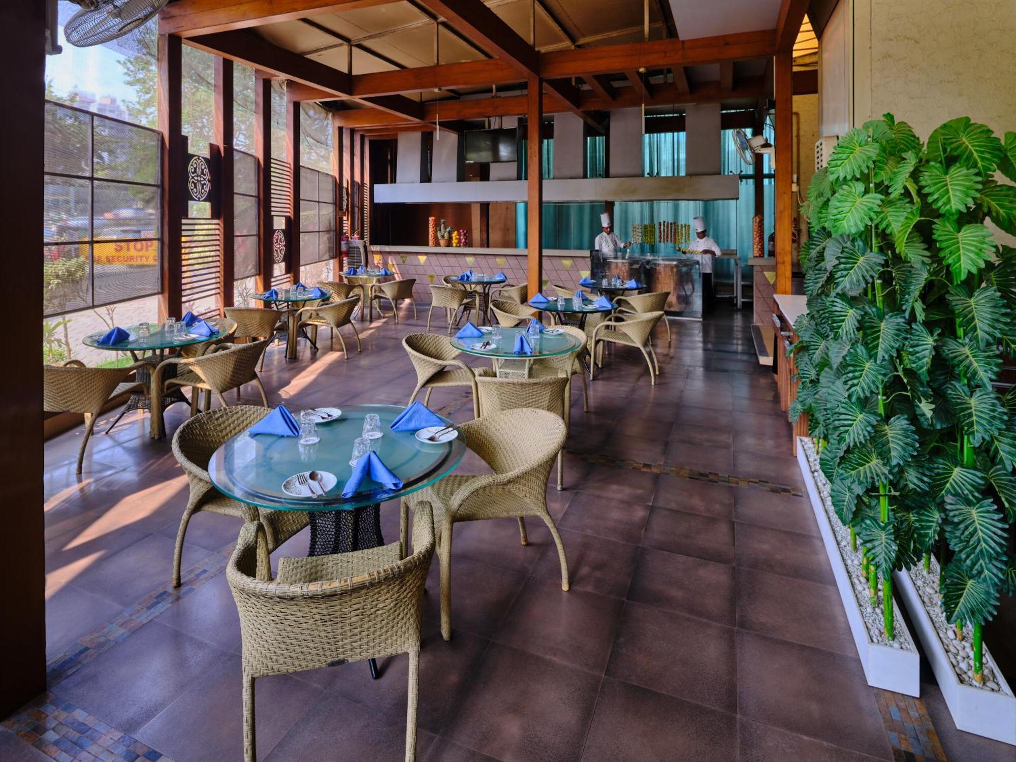 ไสยาชี Hotel Wakad ภายนอก รูปภาพ