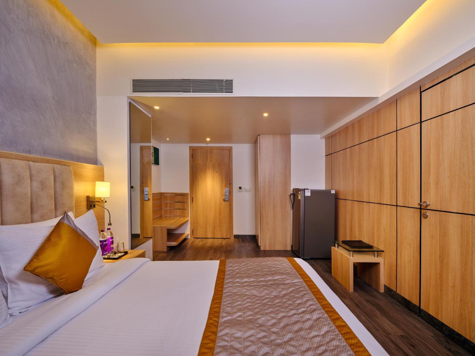 ไสยาชี Hotel Wakad ภายนอก รูปภาพ